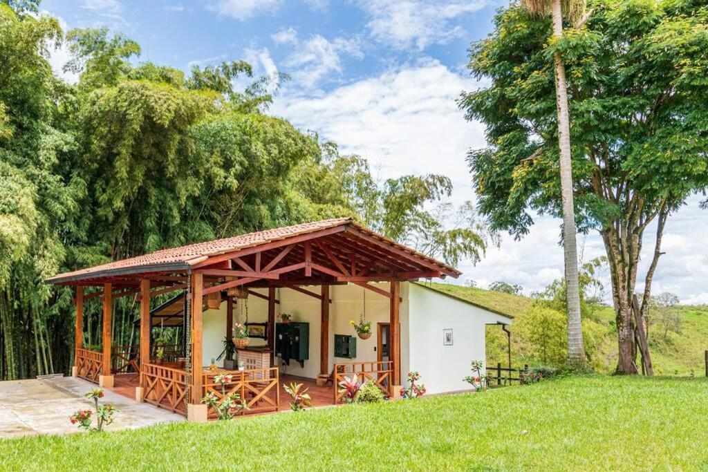 Agradable Cabana Cafetera Con Jacuzzi A 12 Min Del Centro De Pereira Εξωτερικό φωτογραφία